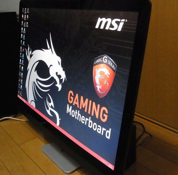 かなりナナメ(150°くらい)から。電灯が下端に反射しているが、色合いはほぼ完璧。