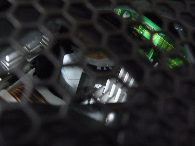 でっかい105℃対応コンデンサーが見える。