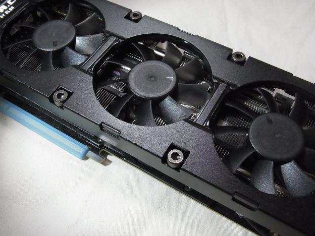 3連ファンが高い性能を暗喩する。