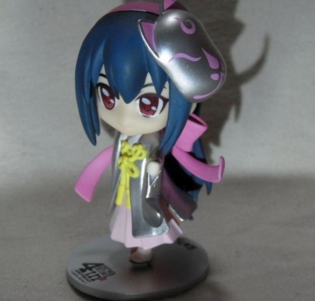 妖しく光る銀のお面。