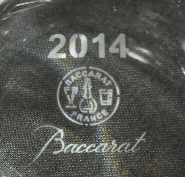 上から底をのぞき込んだときに読めるように刻印されている。