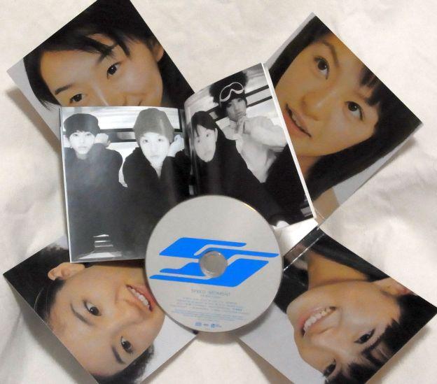 メンバーのアップが4面に開く(そして閉じ方がよくわからないw)装丁