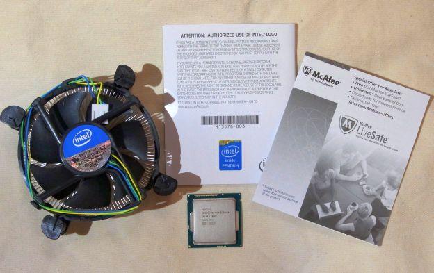 本体と純正ファン、エンブレムシールがついた説明書とMcAfeeのリーフレット
