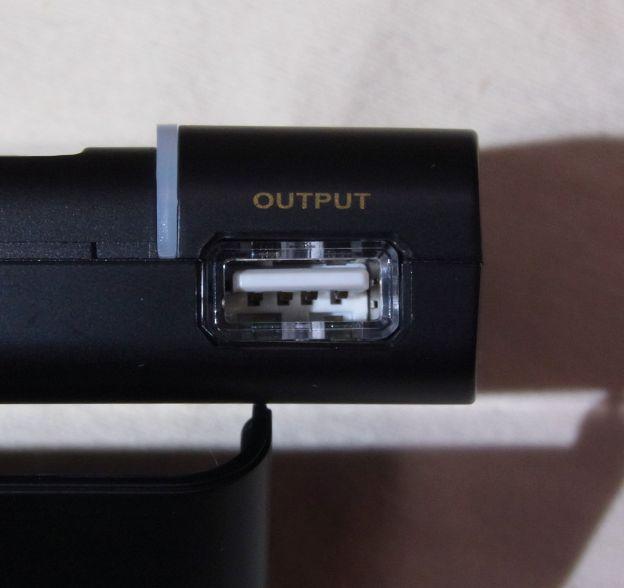 本品をバッテリーとして使う時のポート。給電中は青く光る。