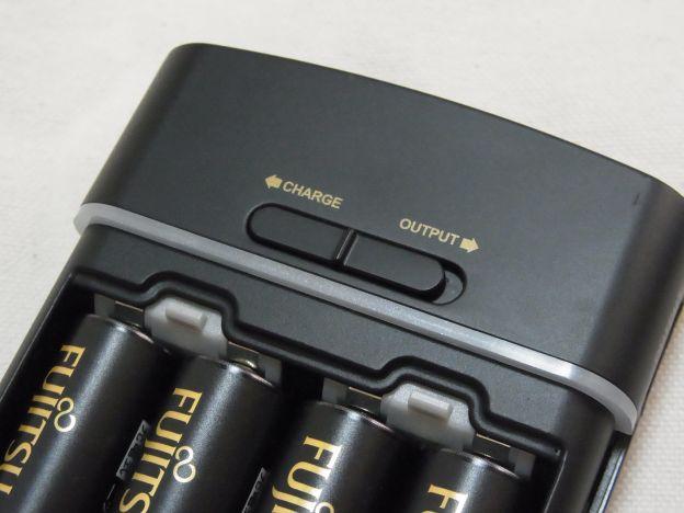 充電器として使うかバッテリーとして使うかの切り替え。