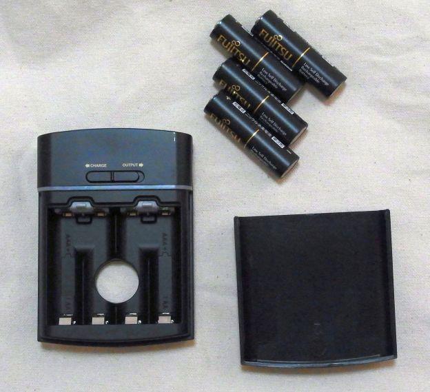 4本同時に充電。白いラインが各色に光って充電状態を表示