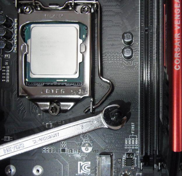 レンチで締めても最後までは行かないのでM/Bを傷つけることはない