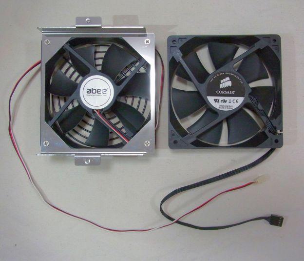もともとあったAbeeのケースファン(左)と交換...