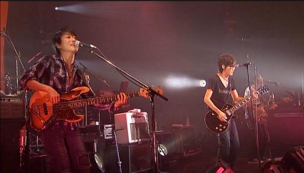 坂本竜太(手前)、田中義人(奥)とバンドも若返った