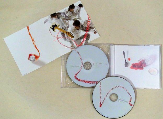 PVを彷彿とさせる白と赤の装丁。ディスクを走るのはギターのカールコード。