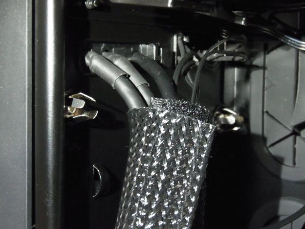 フロントパネル裏から延びるケーブル類をひとまとめに...