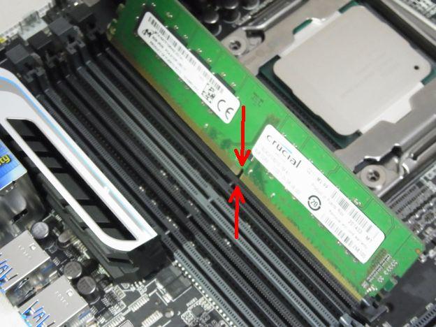 逆挿し防止のため、切り欠きの位置は中央ではない。