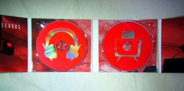 数曲のPVが収められたDVDつき。どちらがCDでどちらがDVDかわかりやすいw