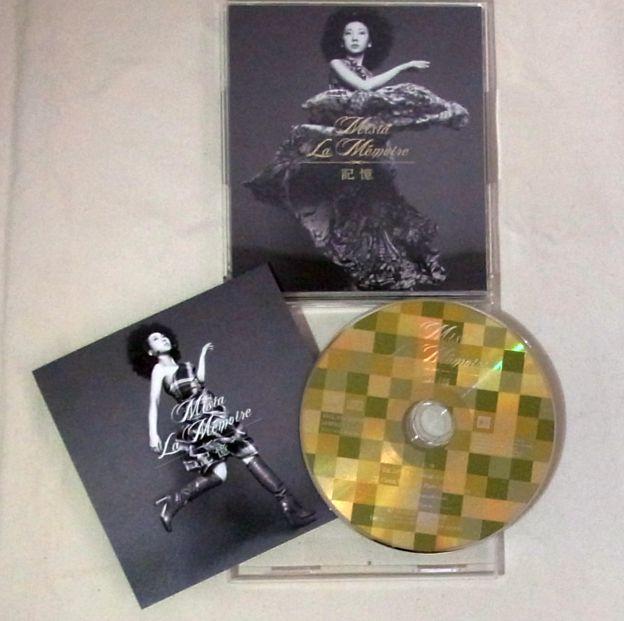 このCDケース、普通と逆使い(盤を留める方が表紙)です。