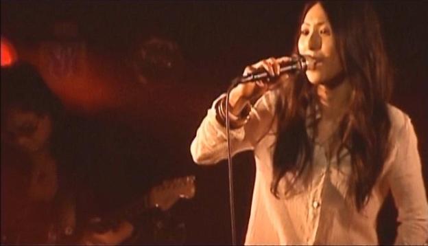 ほとんどPV以外の映像作品がない彼女としては貴重なライヴショット。