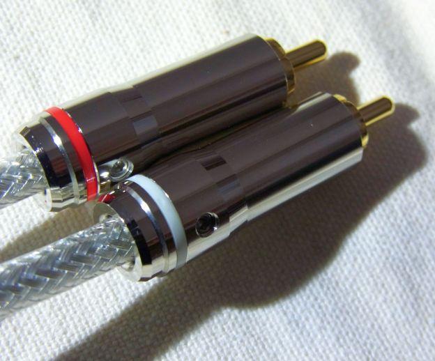 プラグは端正な金属が目立つ感じに