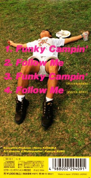 ジャケット裏はG. T. HAWKINSを履いて芝生に寝転ぶ男