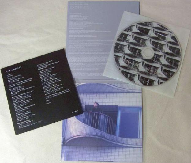 変わった形の集合住宅のテラスの造形がデザインモチーフ。