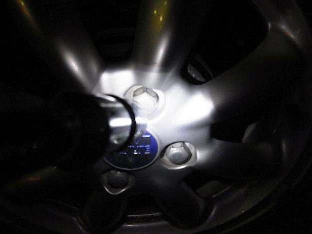 夜使うとこんな感じ←この写真を撮るため夜駐車場でホイールに手をかけるアヤシイオッサ(ry