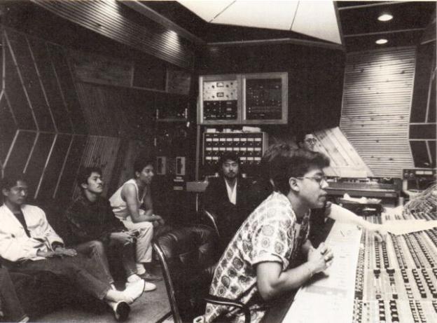 4人のメンバーを従えてミックス作業をするCarlos Alomar(手前)