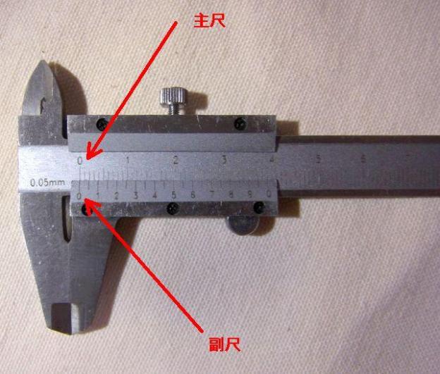可動する副尺が付いているのがポイント。