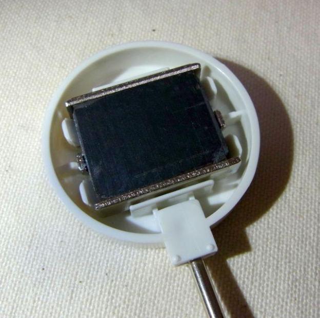 マグネットをテープで養生してある