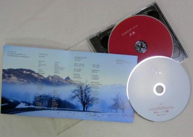 五輪関係の曲だからか、ディスクは赤(CD)と白(DVD)を使った日本国旗を想像させるモノ