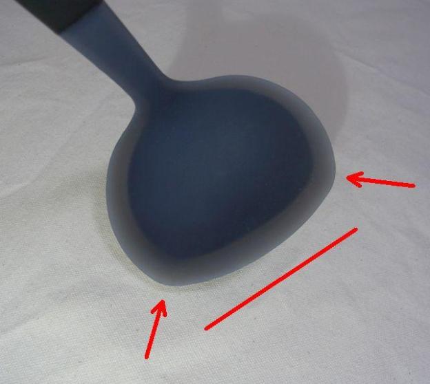 先の部分が平で、尖っている部分もあるのが○(左右対称なので左利きにも対応)