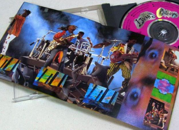 彼等のアルバム(特に初期)の装丁は色の奔流。