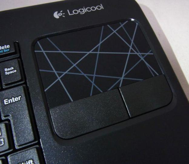 Win8系のエッジ操作にも対応したタッチパッドは使いやすい