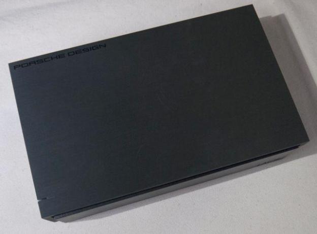 モノリスのようなCOOLな外観