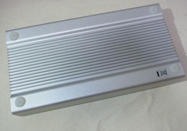 スタック(積み重ね)対応なので、底面はえぐってあって放熱を助けている。