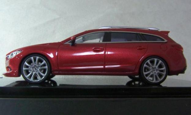 横からのフォルムは相変わらず美しい...