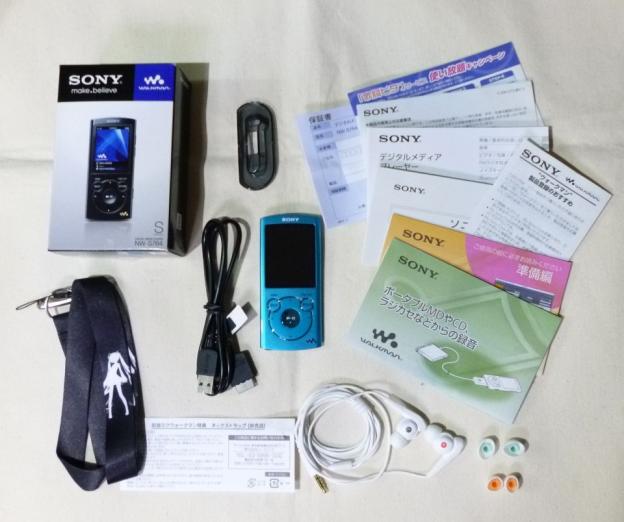 本体と充電・転送用USBケーブル、イヤホンと換えイヤーピース、特典ストラップなど