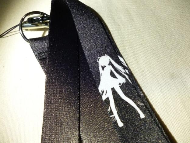 黒に白く染め抜かれたミクストラップ