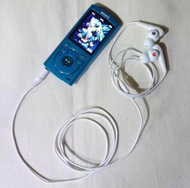 付属イヤホンは大口径13.5mmのドライバーを使うMDR-EX300SL相当