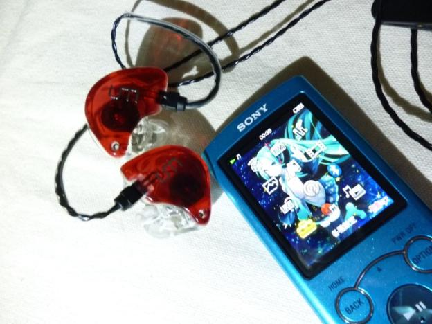 中高域のBA型と低域のダイナミック型ドライバのハイブリッド構成で充分な低域のUM