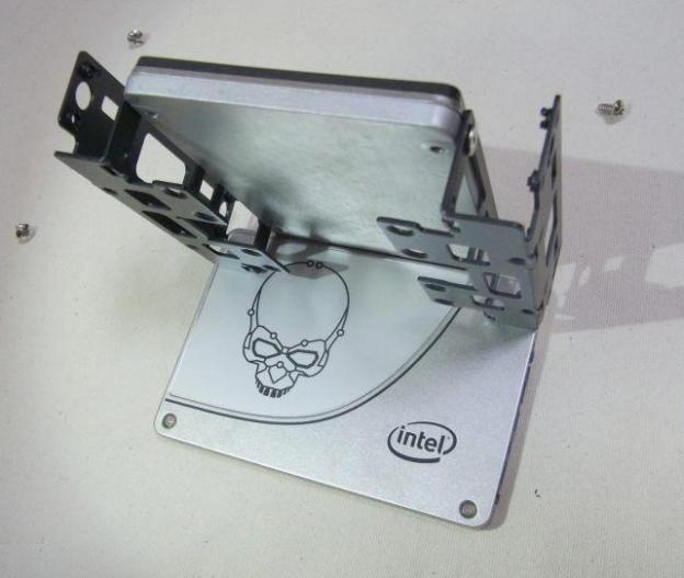 実は2.5インチドライブ1枚ではこんなにスカスカ