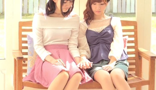 封入ブックレットの撮影を口実に?イチャイチャする二人w