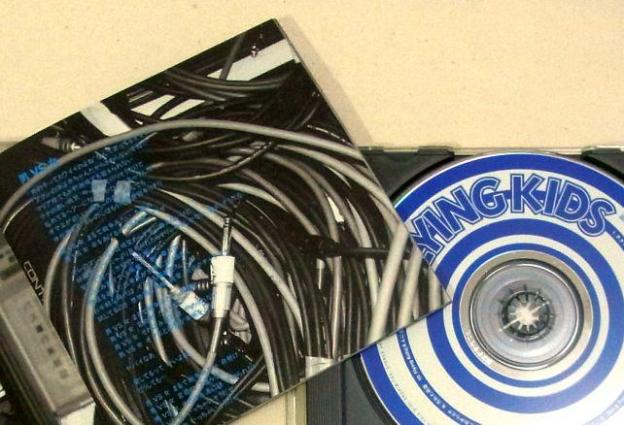 うねるシールド(楽器用ケーブル)等を写した白黒写真が「原点」っぽい