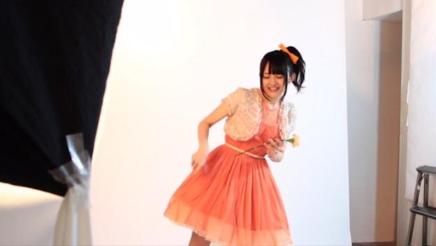 ジャケット撮影の時に花をギターに見立ててノリノリのあっちゃん