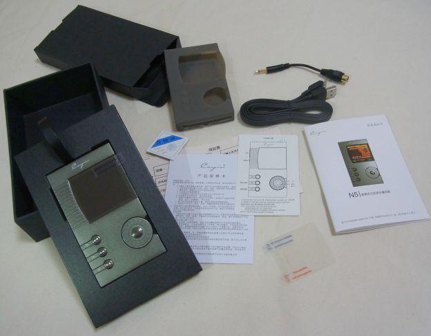 本体下に収められている箱にはこれだけのものが入っている。