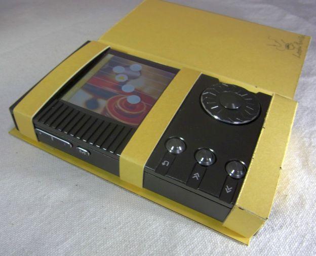 元々は上部は空いている予定/サイドボタンは露出して押しやすく