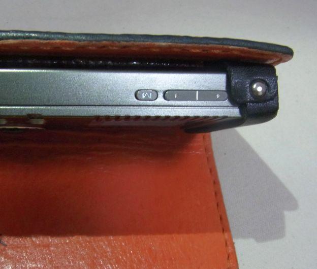 ボタンは3つとも露出しているが、2mmくらいマチがあって誤動作はない