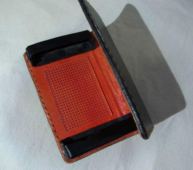 あまりペタペタしない素材(現在実はカバーしたまま⇒上下の革できちんと止まる)