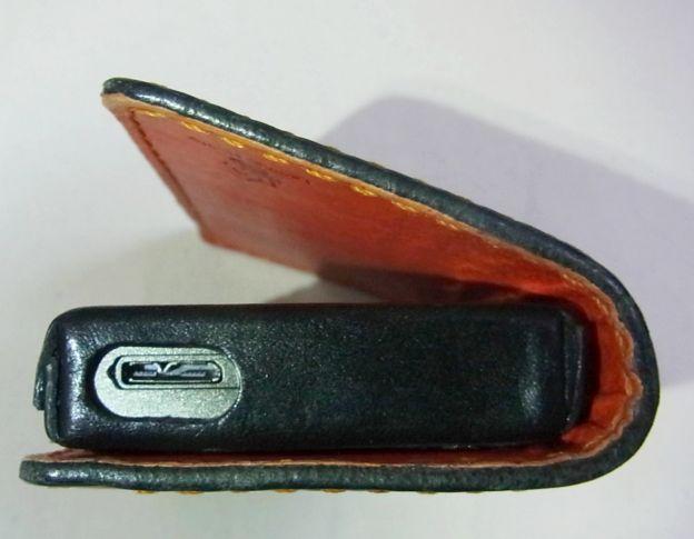 AK120のようにUSBポートはくりぬき開口