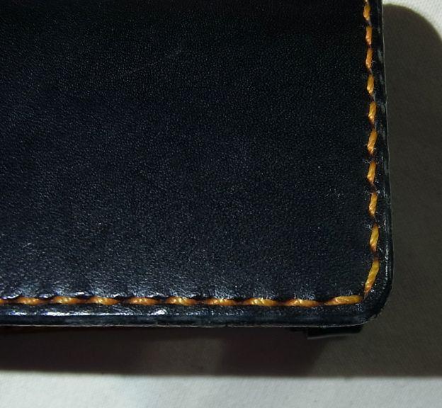 イイ肌触りの革に太い糸で手縫いのラインが走る