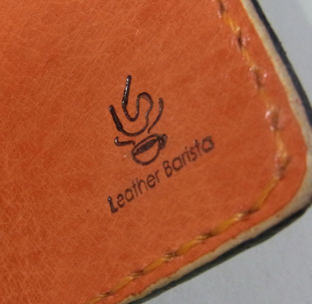 裏の豚革は全く風合いが異なる