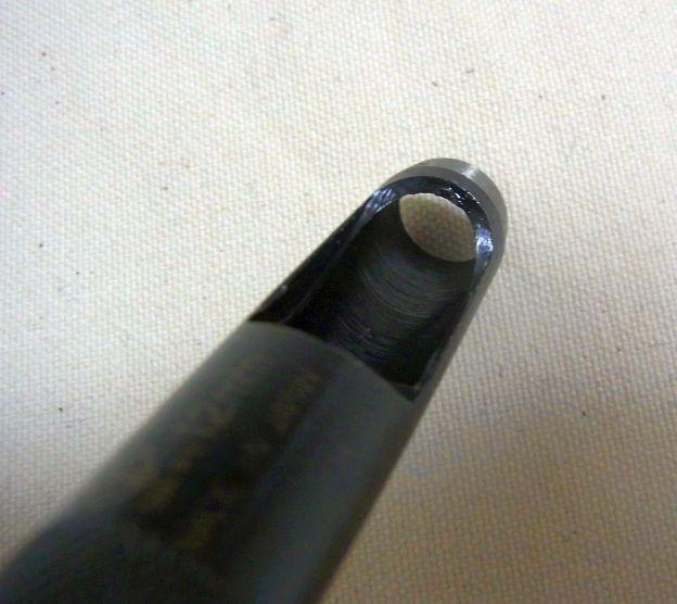 穴を開けたときに出る「カス」はここから出てくる