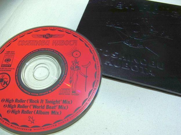 黒ジャケットの型捺しなのでほとんど見えないがポップなダイスが描かれている